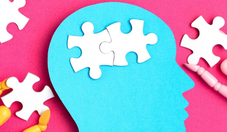 Қыздар әдетте немен мастурбация жасайды? Тығыз брюнетка жолақтар және оның киска актриса дәмі